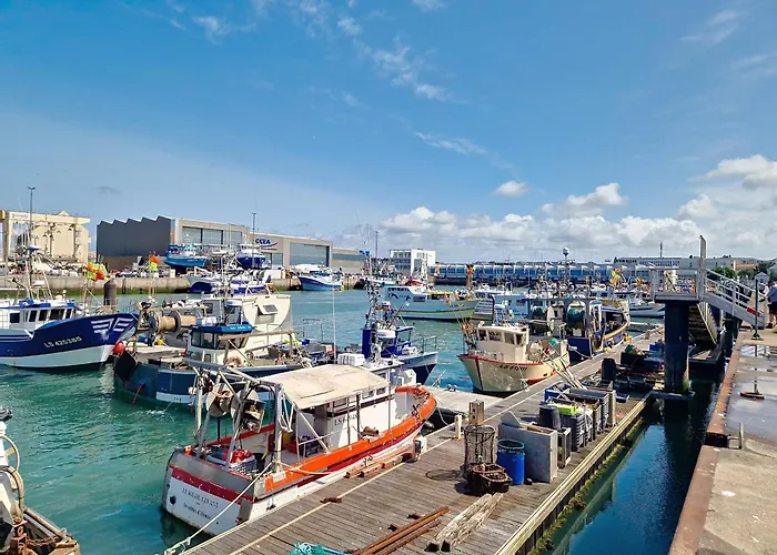 Maison Rénovée Proche Et Commerces, 3 Chambres, 3 Salles D'eau, Confort Moderne. - Fr-1-331-86 *